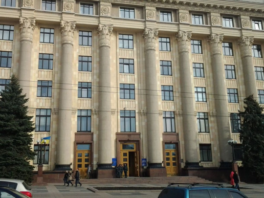 Вопил "Аллах акбар": в Харькове неадекват разбил стекло в здании областной администрации