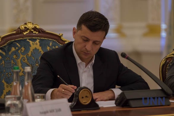 Зеленский одобрил закон о допуске следователей и прокуроров в зоне ООС