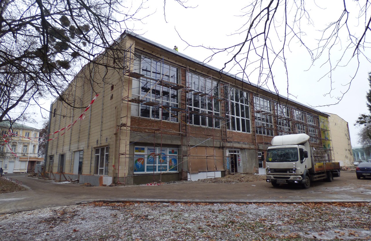 Вісті з Полтави - На спорткомплексі «Спартак» відремонтували дах, замінюють вікна та утеплюють фасад