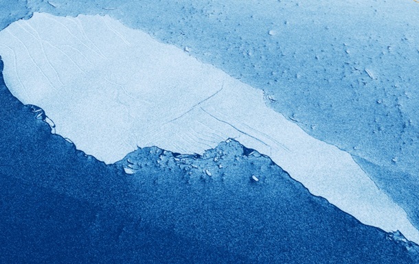 Крупнейший в мире айсберг продолжает разрушаться