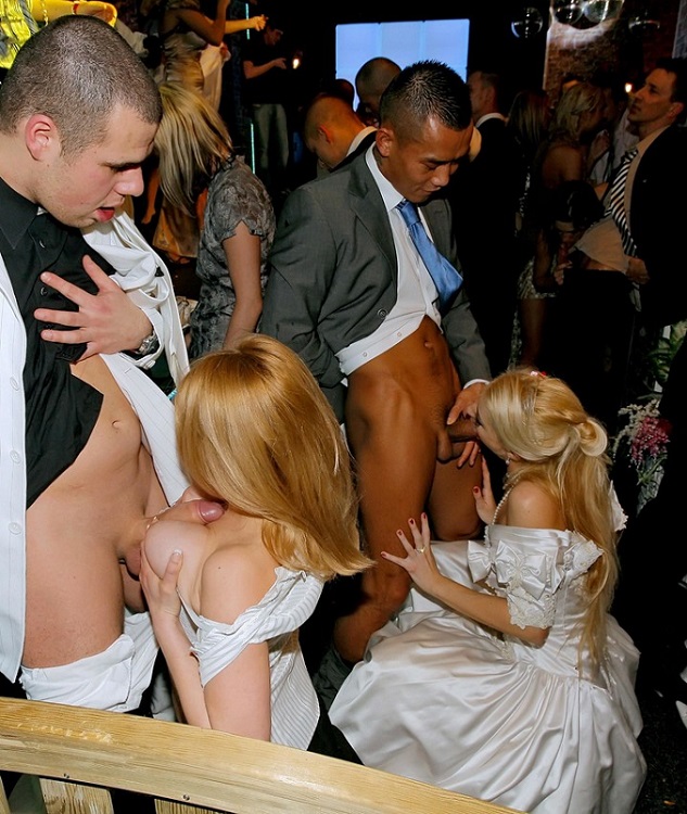Секс вечеринка в свадебных платьях
