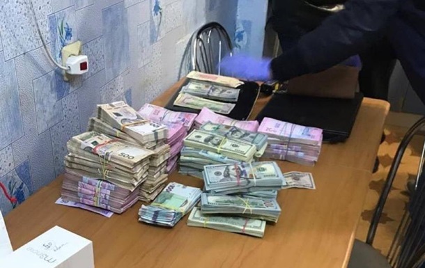 На Харьковщине у поселкового головы при обыске нашли $200 тысяч