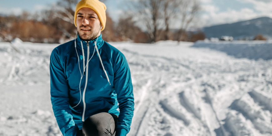 Новейший фитнес-тренд: бег в носках по снегу