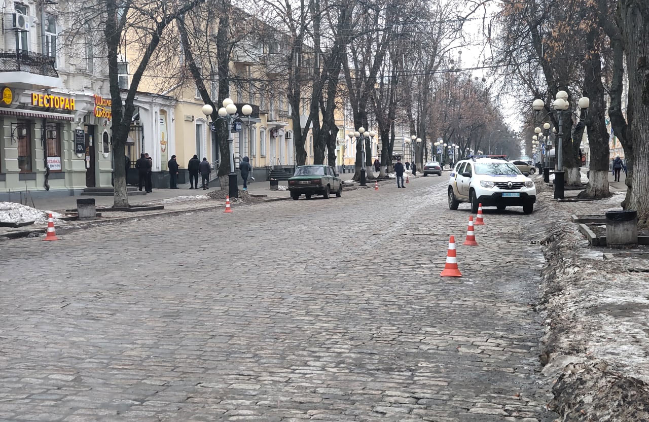 Вісті з Полтави - Патрульна поліція виділила екіпаж для «розгону» водіїв, які паркуються на пішохідній частині вулиці Соборності