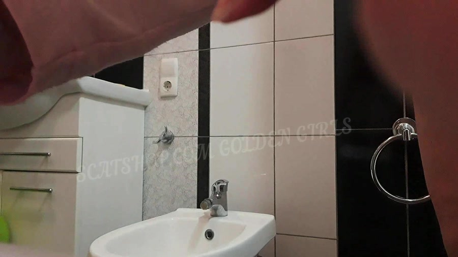 Svetlana Tatiana in the morning on the toilet - Scatshop    05 March 2021 (652 MB-FullHD-1920x1080)