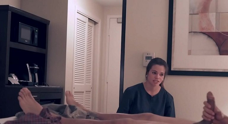 Amateur - Maid Wraps Tiny Hands Around Big Cock (Amateurporn) (2020 | FullHD)