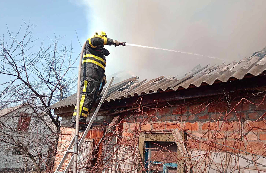 Вісті з Полтави - У Кременчуці 11 рятувальників за 2 години загасили пожежу в господарчій будівлі