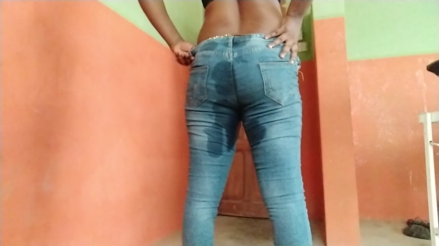 Scatshop - Ebony_Princess - Pissing on jeans and pooping (06 April 2021/FullHD/680 MB)