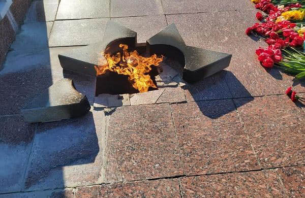 Вісті з Полтави - Поліція відкрила провадження щодо використання забороненої символіки у Полтаві та пошкодження зірки на Вічному вогні у Решетилівці