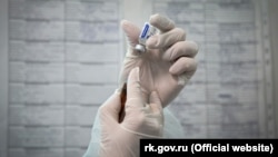 COVID-19: власти Крыма сообщают о сокращении темпов вакцинации