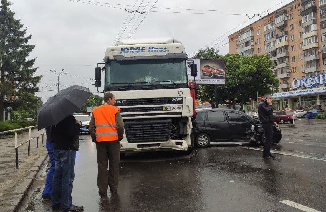 Вісті з Полтави - На вулиці Раїси Кириченко водій легковика влаштував подвійну ДТП та пішов з місця аварії