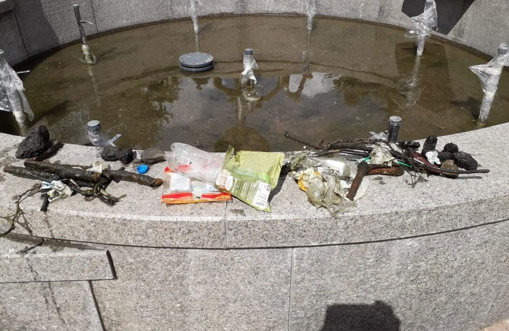 Вісті з Полтави - Підприємець розповів про чистку фонтанів у Полтаві: у воду кидають пляшки, шприци й живу рибу